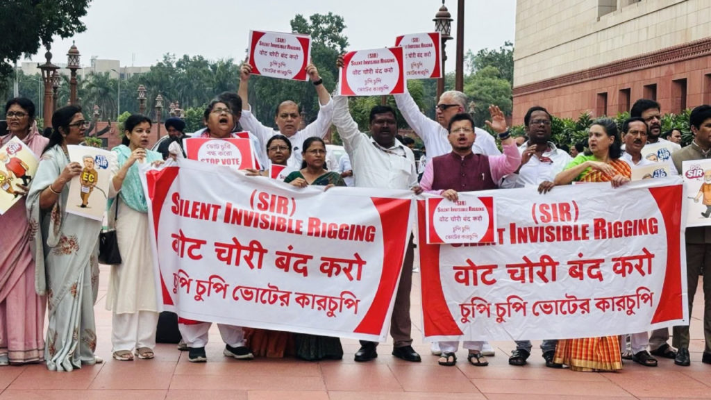 SIR ও Vote Loot-র প্রতিবাদে সংসদ চত্বরে বিক্ষোভ তৃণমূল সাংসদদের