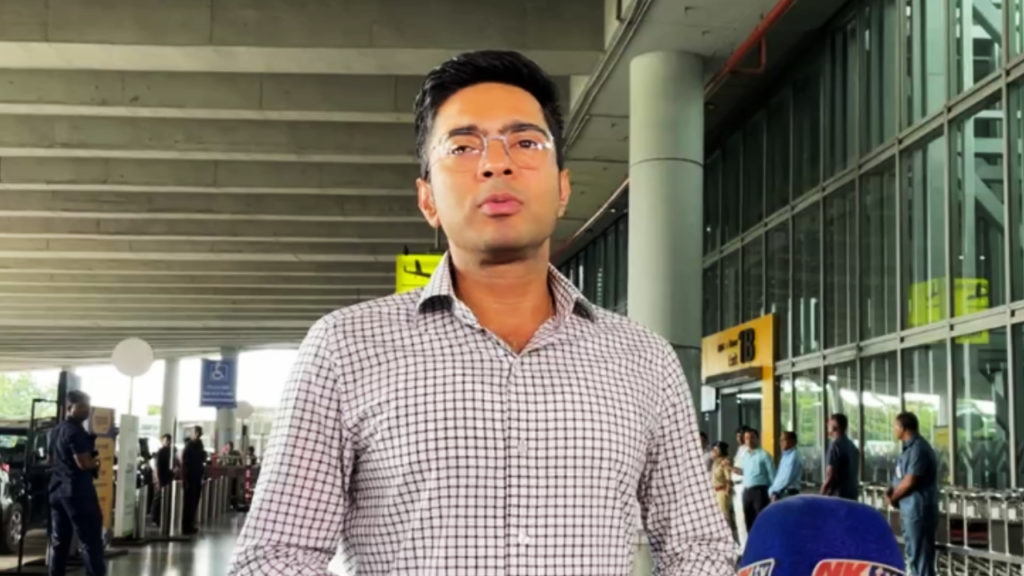 ‘অবৈধ ভোটার লিস্ট মানে সরকারও বৈধ নয়’, বিমানবন্দরে দাঁড়িয়ে মোদী সরকারকে নিশানা অভিষেকের