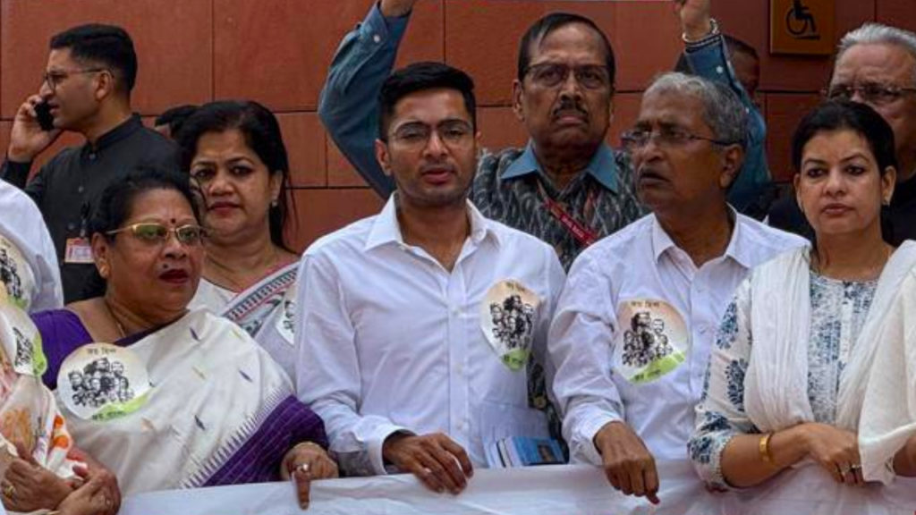 Trinamool Congress: সংসদে বাঙালি মনীষীদের ব্যাজ নিয়ে আপত্তি সরকারের!