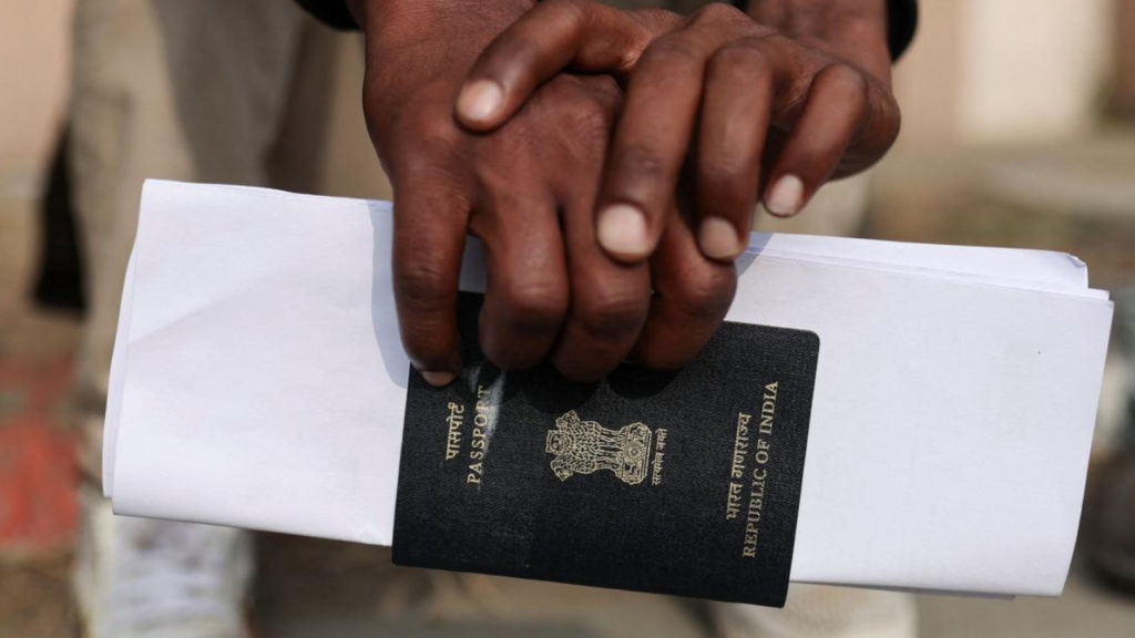 ভারত ছাড়ার হিড়িক! শুধু ২০২৪-এই ২ লক্ষের বেশি মানুষ নাগরিকত্ব ত্যাগ করেছেন