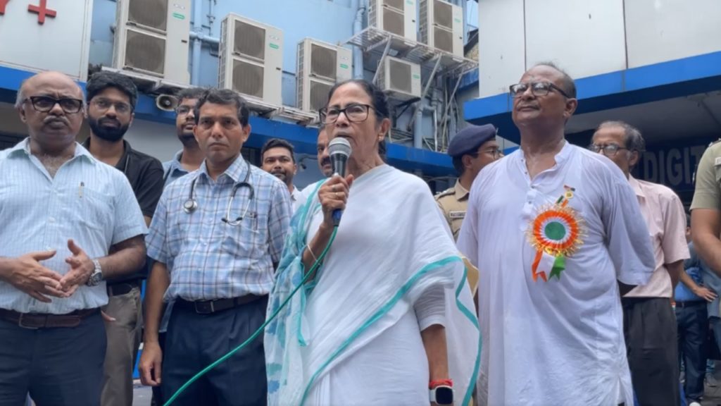রেড রোডে কুচকাওয়াজ চলাকালীন অসুস্থ স্কুল পড়ুয়ারা, তড়িঘড়ি SSKM-এ ছুটলেন মুখ্যমন্ত্রী মমতা বন্দ্যোপাধ্যায়
