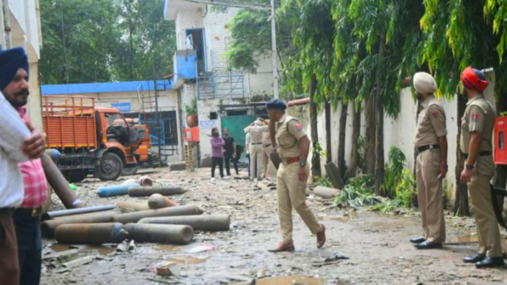 Punjab: পাঞ্জাবে অক্সিজেন সিলিন্ডার কারখানায় ভয়াবহ বিস্ফোরণ, নিহত ২, গুরুতর জখম ৩