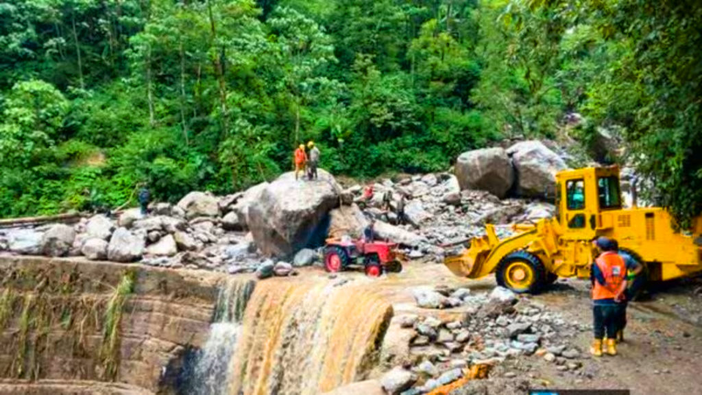 পাহাড়ে দুর্যোগ শুরু! রবিবার NH10-এ ধস, ফুঁসছে তিস্তা-তোর্সা