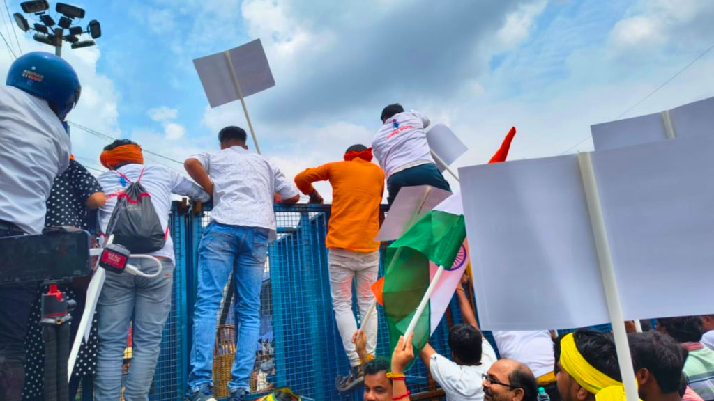 অনুমতি ছাড়া Nabanna Abhijan, একাধিক স্থানে ব্যারিকেড ভাঙার চেষ্টা