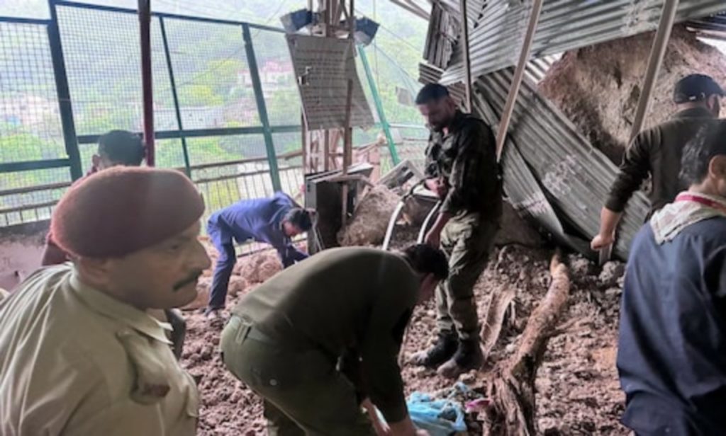 বিপর্যস্ত জম্মু-কাশ্মীর, বৈষ্ণোদেবীর যাত্রাপথে ধস নামার ঘটনায় অন্তত ৩১ জন প্রাণ হারিয়েছেন
