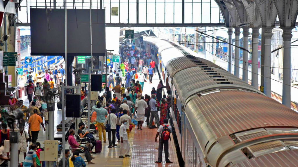 অসংরক্ষিত শ্রেণিতে বাড়ছে যাত্রী, রেলে দালালরাজের জেরে কনফার্মড টিকিট না-মেলাই কি কারণ?