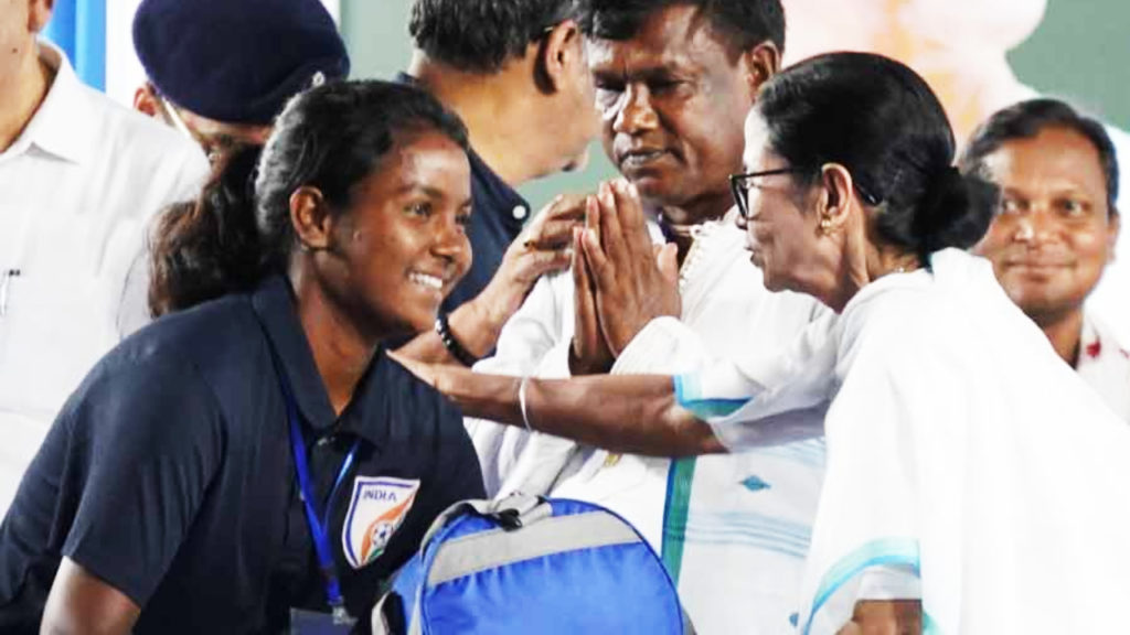 মুখ্যমন্ত্রীর কাছে কীভাবে মহিলা খেলোয়াড়দের কণ্ঠস্বর হয়ে উঠলেন জঙ্গলমহল-কন্যা রাজশ্রী হাঁসদা?