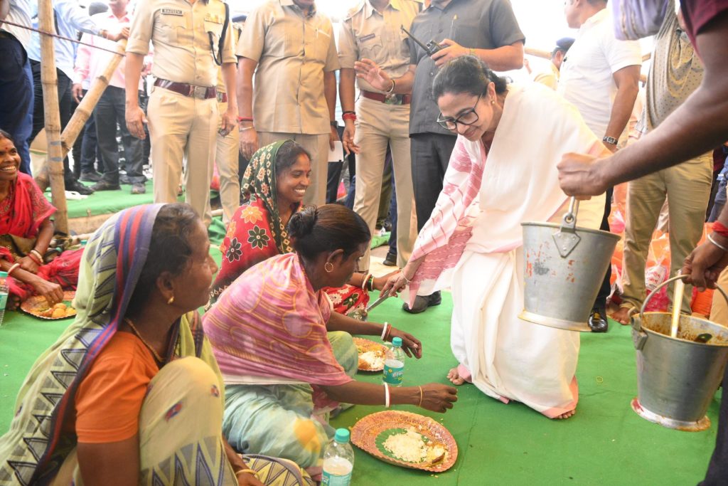Arambag-এ বন্যা পরিস্থিতি খতিয়ে দেখলেন মুখ্যমন্ত্রী, দুর্গতদের নিজের হাতে পরিবেশন করলেন খিচুড়িও