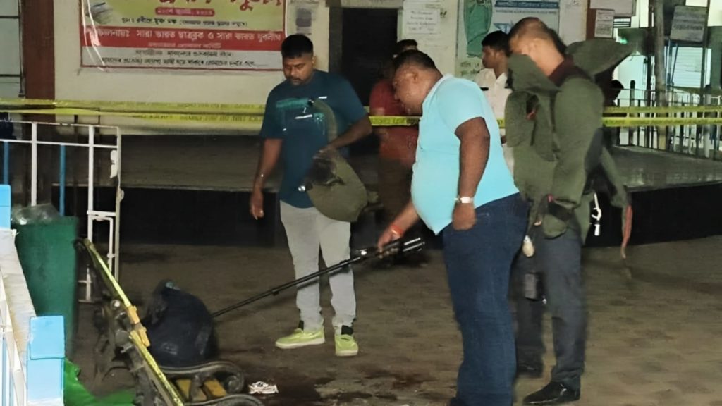মধ্যমগ্রাম হাইস্কুলের গেটের সামনে বিস্ফোরণ! মৃত অভিযুক্ত, আতঙ্ক গোটা এলাকায়