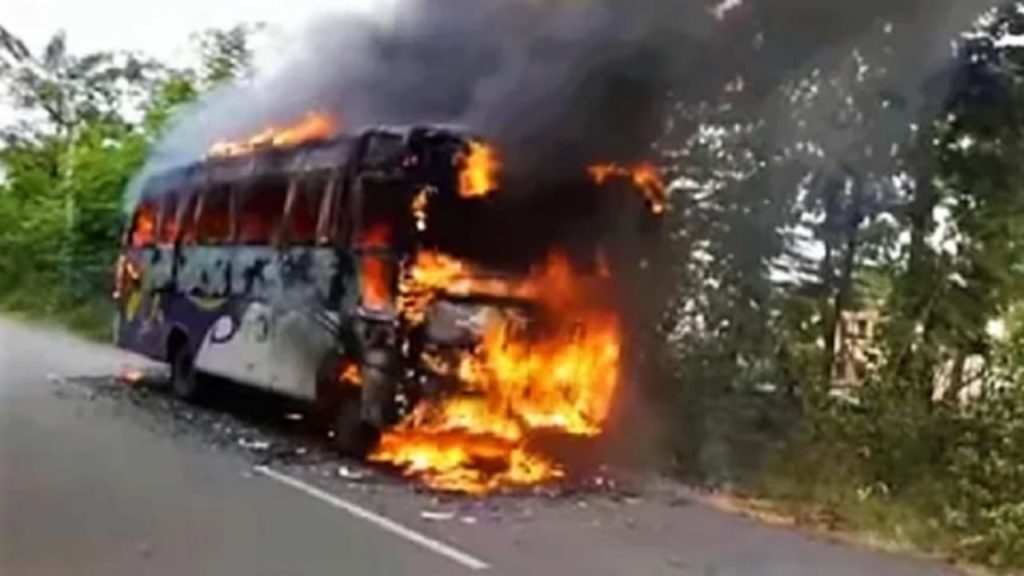 সাগরদিঘিতে চলন্ত বাসে আগুন, অল্পের জন্য রক্ষা পেলেন যাত্রীরা