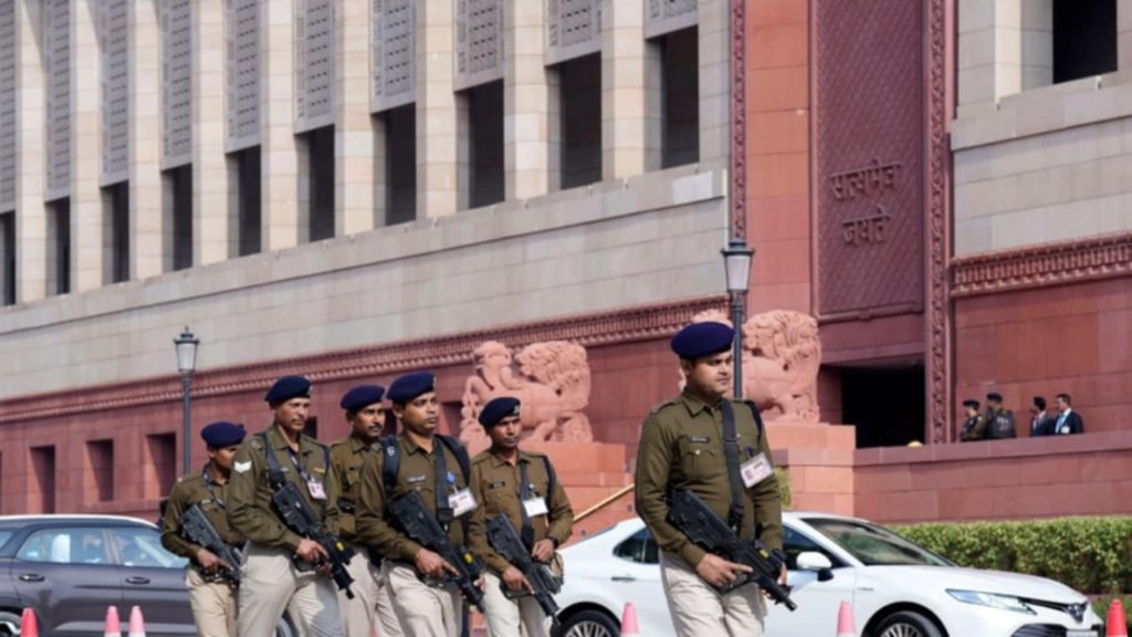 Parliament: সংসদের নিরাপত্তায় ফাটল, প্রাচীর টপকাতে গিয়ে ধৃত যুবক
