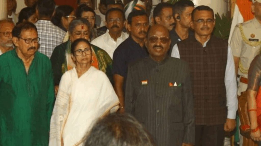 প্রথা মেনে Raj Bhavan-র চা চক্রে যোগ দিলেন মুখ্যমন্ত্রী, হাসিমুখে স্বাগত জানালেন রাজ্যপাল