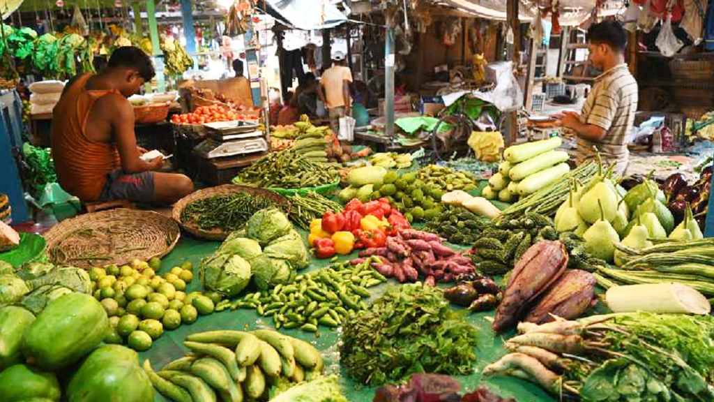 নাগাড়ে বৃষ্টির জের, রোববারের সবজির বাজারে আগুন! কীসের দর কেমন?