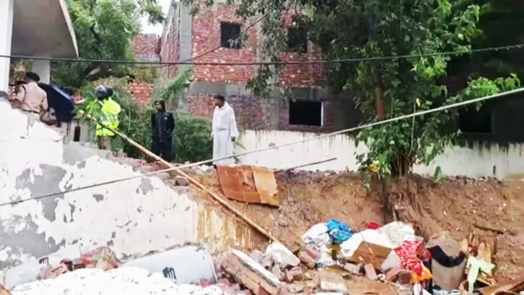দিল্লিতে প্রবল বর্ষণে বিপত্তি, মন্দিরের দেওয়াল ধসে মৃত্যু দুই শিশু-সহ ৮ জনের