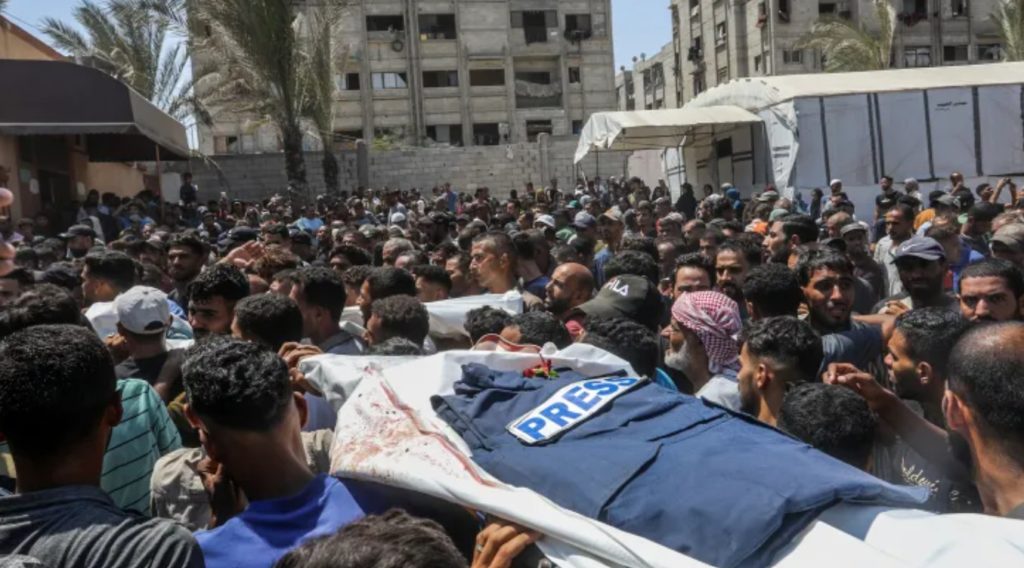 গাজার নাসের হাসপাতালে ইজরায়েলি হামলা, ৫ সাংবাদিকসহ নিহত কমপক্ষে ২০