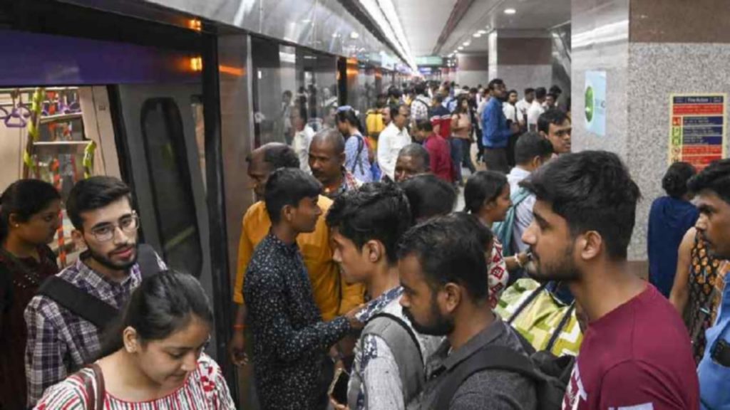 আধঘণ্টার যাত্রা দেড় ঘণ্টায়! গেট পার হতে বাড়তি ১০ টাকা, ক্ষুব্ধ মেট্রো যাত্রীরা