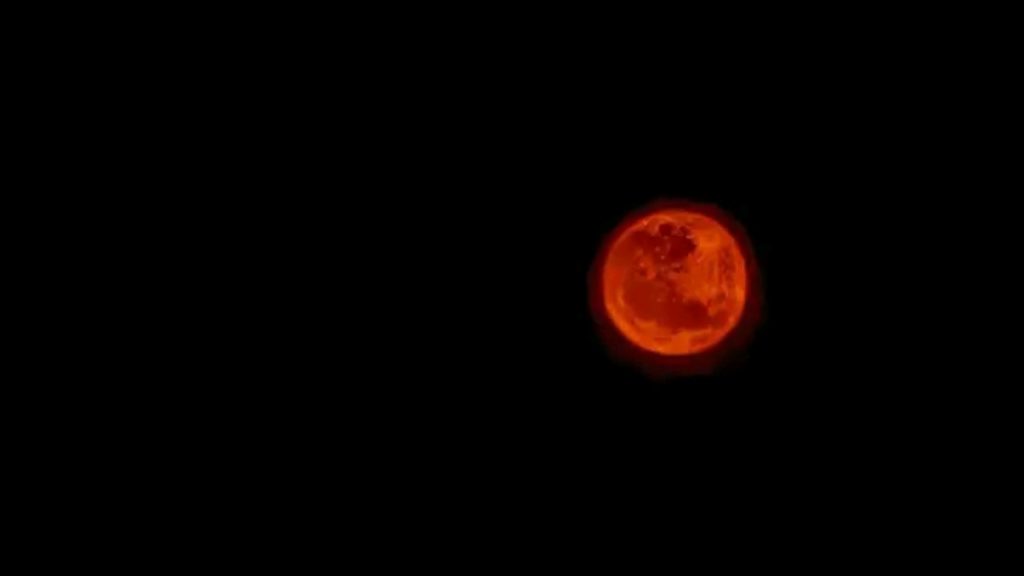 বিশ্বাস নয় যুক্তি, Blood Moon’-এর আলোয় ভাঙল শহরের কুসংস্কারের অন্ধকার