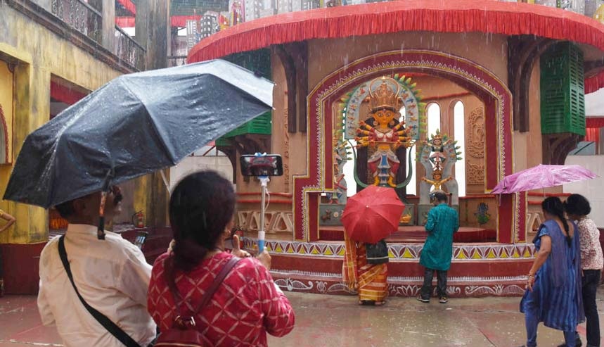 পুজোর আনন্দে জল ঢালবে ‘অসুর’ বৃষ্টি! পঞ্চমী থেকে দশমী পর্যন্ত দক্ষিণবঙ্গে দুর্যোগের আশঙ্কা