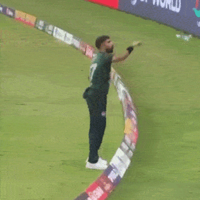 হারের লজ্জা ঢাকতে নোংরা অঙ্গভঙ্গি! পাকিস্তানি পেসার হ্যারিস রউফের ‘জেট ডাউন’ কাণ্ডে তীব্র সমালোচনা