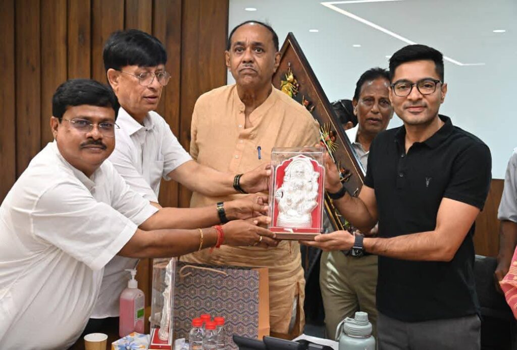 সংখ্যালঘু অধ্যুষিত এলাকায় অশান্তি ছড়ানোর ছক BJP-র! বসিরহাট ও যাদবপুর-ডায়মন্ড হারবারের নেতৃত্বকে সতর্কবার্তা অভিষেকের