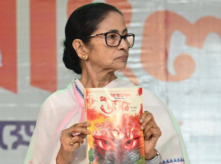 নজরুল মঞ্চে প্রকাশিত হল ‘জাগো বাংলা’ উৎসব সংখ্যা ও মুখ্যমন্ত্রীর কথা ও সুরে গানের অ্যালবাম