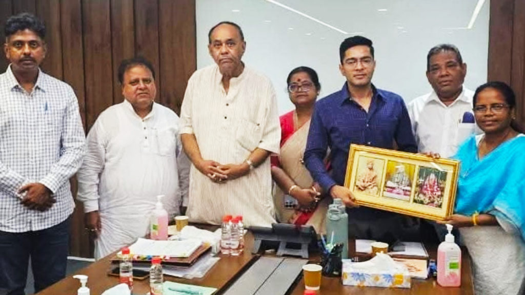 আরামবাগে ‘গোষ্ঠীদ্বন্দ্ব’ রুখতে কড়া বার্তা অভিষেকের, দিলেন রদবদলের ইঙ্গিতও