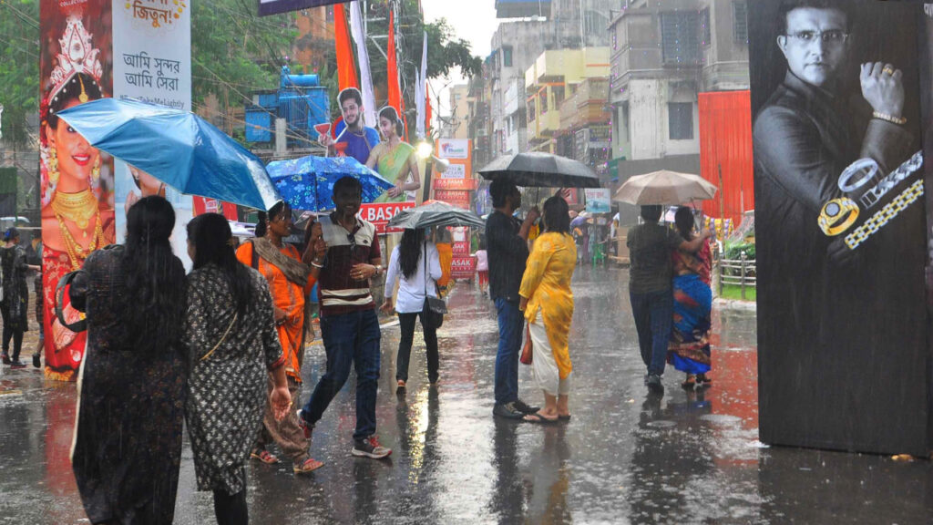 Durga Puja 2025: ‘অসুর’ বৃষ্টিকে ডোন্ট কেয়ার, চতুর্থীর সন্ধ্যাতেই রাস্তায় নামল দর্শনার্থীদের ঢল
