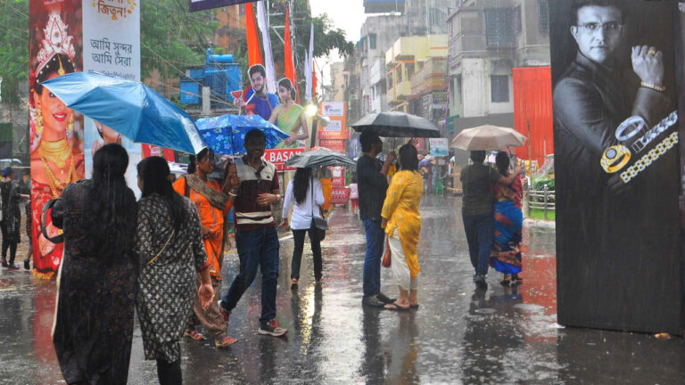 Durga Puja 2025: ‘অসুর’ বৃষ্টিকে ডোন্ট কেয়ার, চতুর্থীর সন্ধ্যাতেই রাস্তায় নামল দর্শনার্থীদের ঢল