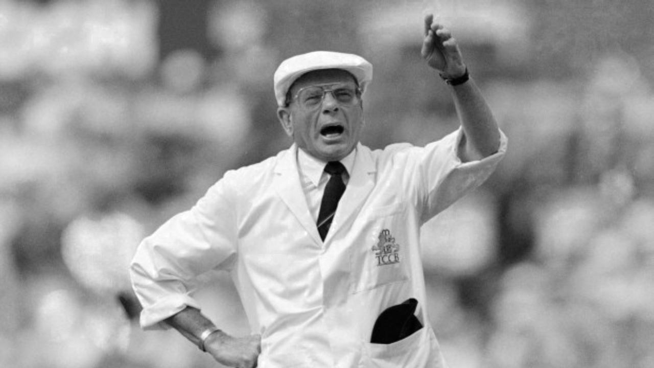 Legendary cricket umpire Dickie Bird, File pic: Reuters