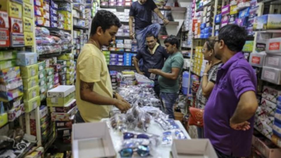 স্টক ক্লিয়ারের দোহাই! GST-র নয়া হারের সুবিধা পাচ্ছে না আম জনতা?