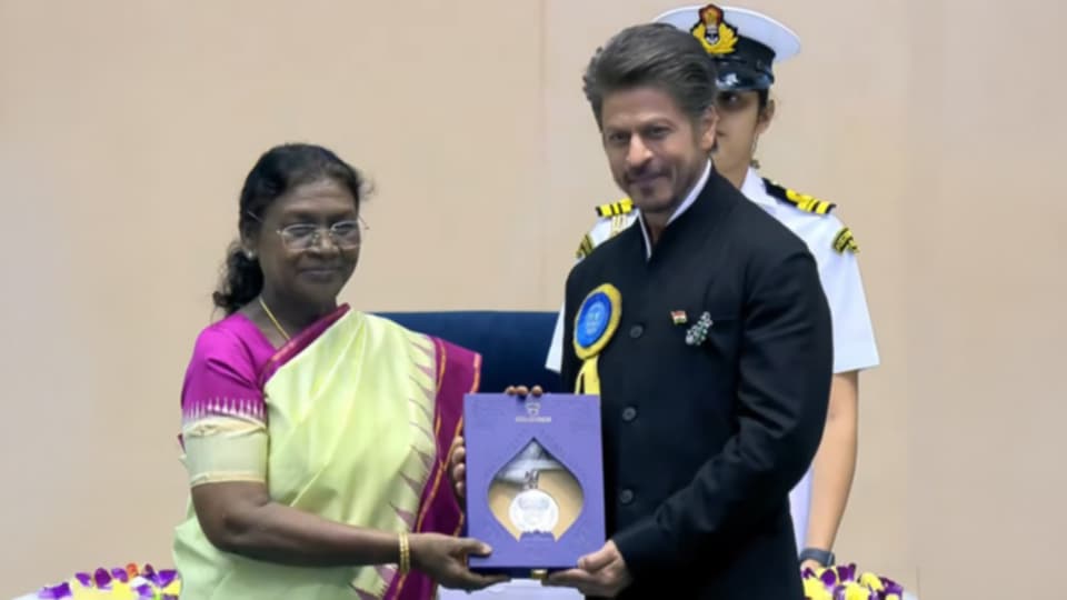 কিং অফ রোমান্স’-র মুকুটে নয়া পালক, প্রথমবার ‘সেরা অভিনেতা’র জাতীয় পুরস্কার পেলেন শাহরুখ