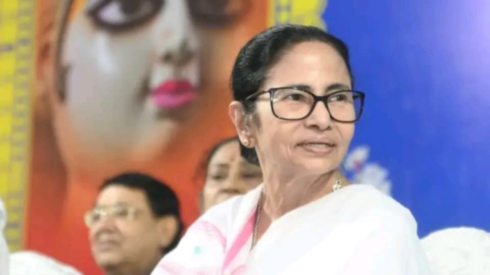 মহালয়ায় মমতার লেখা ও সুরে ১৭টি গানের অ্যালবাম প্রকাশিত হবে