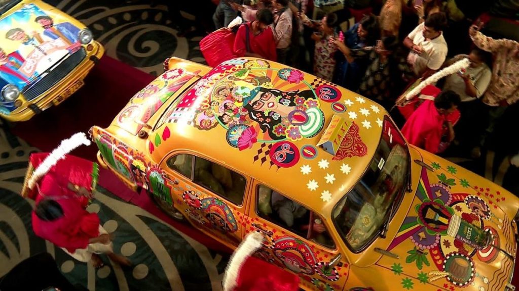 চলতে চলতে ৪০: কলকাতার হলুদ ট্যাক্সি ফিরছে স্মৃতির সাজে, চলমান শিল্পকর্ম হয়ে