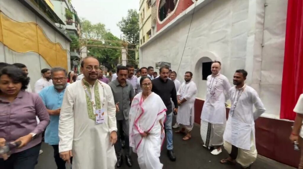 বৃষ্টির মধ্যেই শারদ উৎসবের সূচনা, হাতিবাগানে মণ্ডপ উদ্বোধনে মুখ্যমন্ত্রী