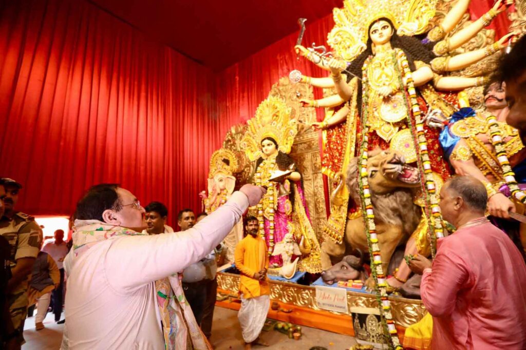 দুর্গাপুজোয় প্রবাসী বাঙালিদের মধ্যে জনসংযোগ, ‘হেনস্থা ইস্যু’ চাপা দিয়ে ২৬শের ভোট বৈতরণী পারের কৌশল বঙ্গ BJP-র?