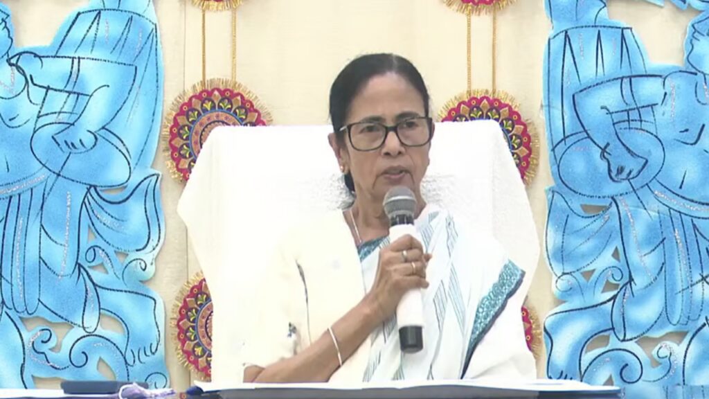 জলবন্দি কলকাতার প্রতি সহমর্মিতা জানিয়ে ভার্চুয়ালি জেলার পুজো উদ্বোধন করলেন মমতা