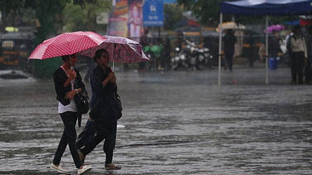 Weather Update: ভোর থেকে কলকাতা সহ দক্ষিণবঙ্গে ভারী বৃষ্টি শুরু