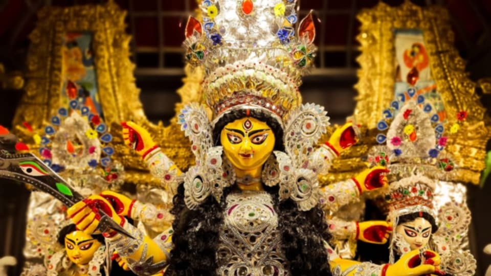 কীভাবে শুরু হয়েছিল বাংলার প্রথম বারোয়ারি দুর্গাপুজো?