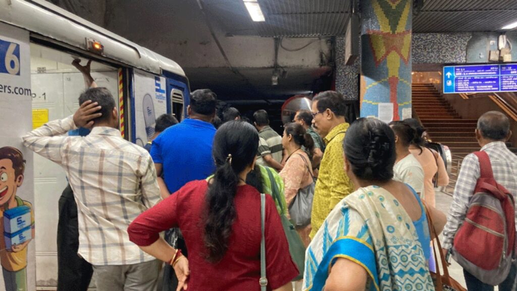 পুজোয় কলকাতা মেট্রোর নতুন স্মার্ট কার্ড, মিলবে আনলিমিটেড যাত্রার সুযোগ