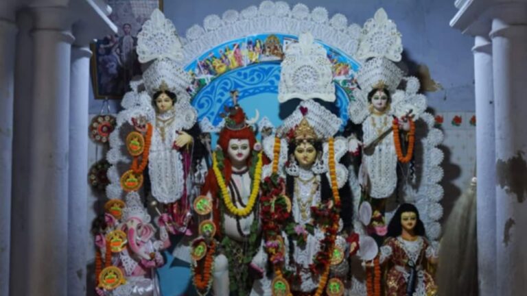 Durga Puja 2025: ঠনঠনিয়ার লাহাবাড়িতে স্বয়ং দেবী দুর্গা এসেছিলেন, জানেন সেই কাহিনি?