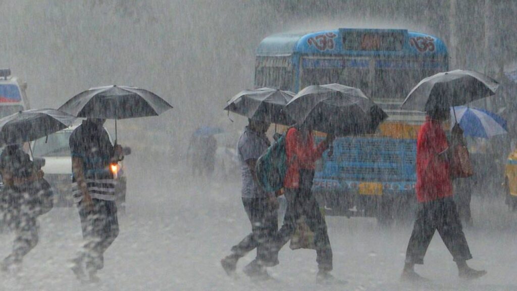Weather Update: পুজোর মধ্যে রাজ্যে ধেয়ে আসছে ঝড় বৃষ্টি?