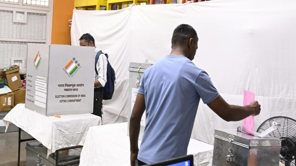 পোস্টাল ব্যালট গণনার নিয়ম বদল! একের পর এক পদক্ষেপে ভোট চুরির অভিযোগ মেনে নিচ্ছে Election Commission of India?