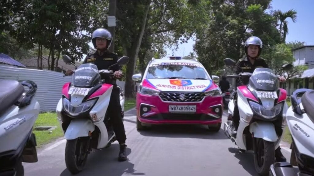 Durga Puja 2025: ভিড় সামলাতে অতিরিক্ত পুলিশ মোতায়েন, শিশুর নিরাপত্তায় চালু চাইল্ড কার্ড