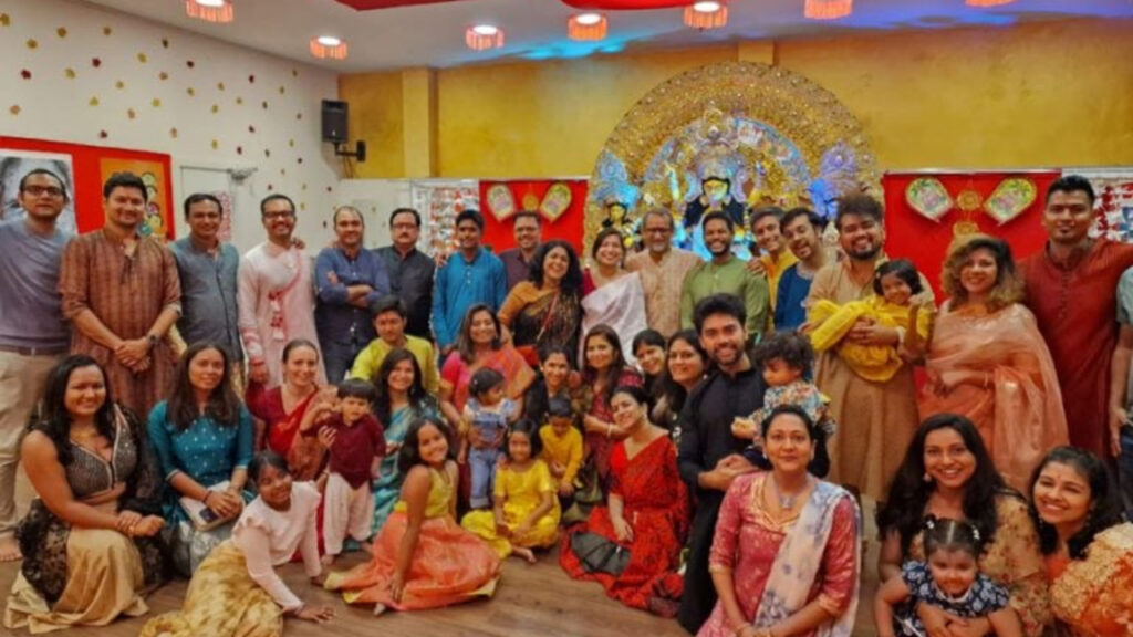 বার্সেলোনায় ইউরোপের সবচেয়ে বড় একচালা দুর্গাপুজোয় এক হচ্ছে বিশ্ববাসী!