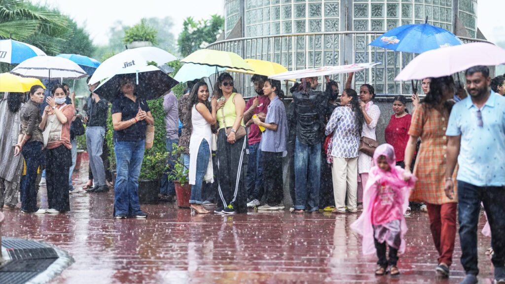Weather Update: পঞ্চমীতেও বৃষ্টি? জেনে নিন আজ কেমন থাকবে রাজ্যের আবহাওয়া