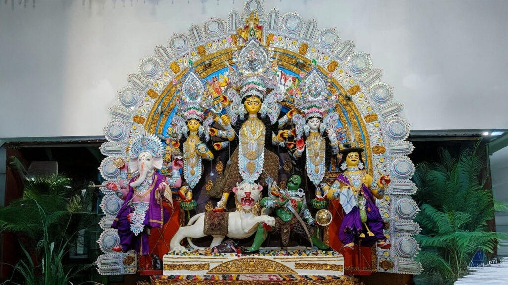 Durga Puja 2025: যে বাড়িতে মা এসে গয়না পরেন, শিবকৃষ্ণ দাঁ-র বাড়ির দুর্গাপুজো কাহিনি জানেন?