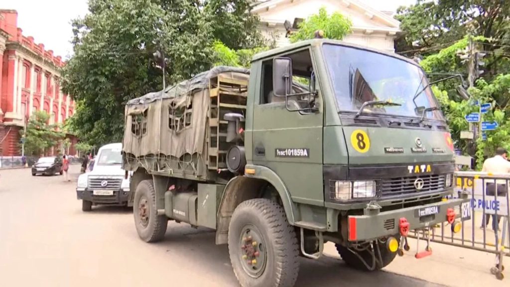 মহাকরণের সামনে বেপরোয়া সেনা ট্রাকের ধাক্কা থেকে জোর রক্ষা পেল সিপির কনভয়, হস্তক্ষেপ পুলিশের