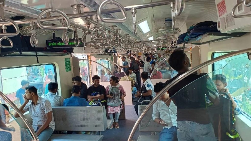 নিত্যযাত্রীদের মুখে ফুটল হাসি, আজ থেকে চালু হল শিয়ালদহ-বনগাঁ-রানাঘাট AC Local