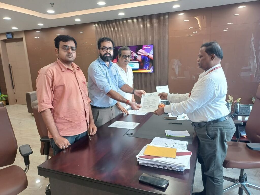 মেট্রো পরিষেবায় নৈরাজ্য! স্মারকলিপি দিয়ে প্রতিবাদে জাতীয় বাংলা সম্মেলন