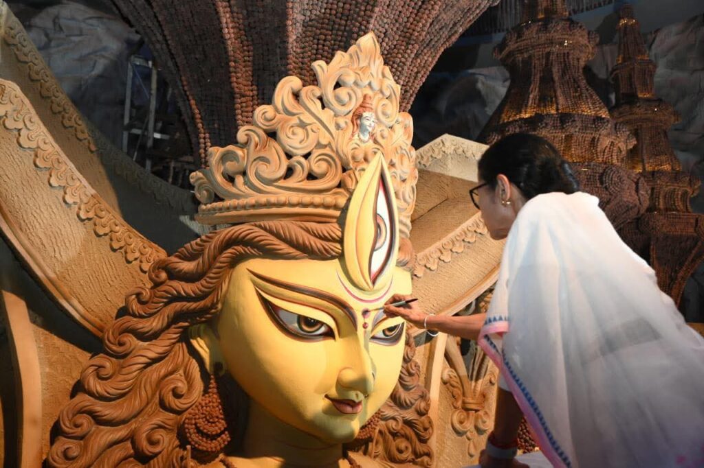 প্রতিবছরের মতো এবারেও ‘চেতলা অগ্রণী’র দুর্গা প্রতিমার চক্ষুদান করলেন মমতা বন্দ্যোপাধ্যায়